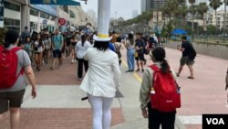 Cientos de personas llegan hasta la convención Comic-Con en San Diego, California, el 21 de julio de 2023.