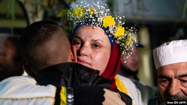La palestina Israa Jaabis, liberada de una cárcel israelí, es recibida en su casa en el este de Jerusalén durante la madrugada del 26 de noviembre de 2023.