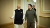 Perdana Menteri India Narendra Modi (kiri), berbicara dengan Presiden Ukraina Volodymyr Zelenskyy, di Kyiv, Ukraina, 23 Agustus 2024. (Kantor Pers Kepresidenan Ukraina via AP)