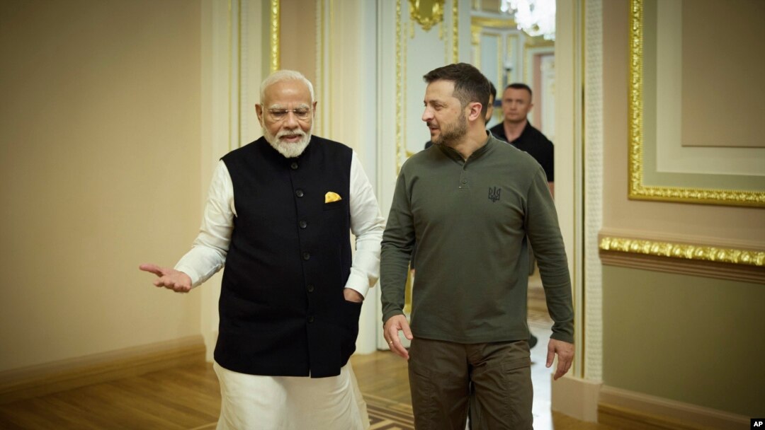 Perdana Menteri India Narendra Modi (kiri), berbicara dengan Presiden Ukraina Volodymyr Zelenskyy, di Kyiv, Ukraina, 23 Agustus 2024. (Kantor Pers Kepresidenan Ukraina via AP)