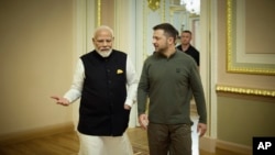 Perdana Menteri India Narendra Modi (kiri), berbicara dengan Presiden Ukraina Volodymyr Zelenskyy, di Kyiv, Ukraina, 23 Agustus 2024. (Kantor Pers Kepresidenan Ukraina via AP)