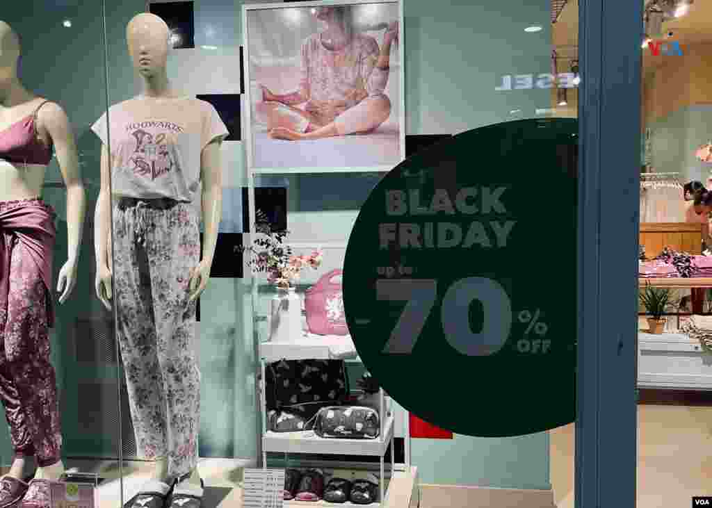 En un centro comercial ubicado en Las Mercedes, al este de Caracas, casi todas las tiendas se sumaron al Black Friday con descuentos de hasta el 70 %, en algunos casos.