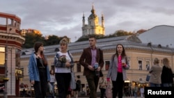 Архівне фото: люди на Подолі, в історичному центрі Києва, вересень 2023 року 