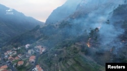 Pemandangan wilayah Ribeira Brava, Madeira, Portugal, yang dilanda kebakaran dalam potongan gambar dari video yang diambil dengan drone pada 18 Agustus 2024. (Foto: Drone Ilha Da Madeira via Reuters)