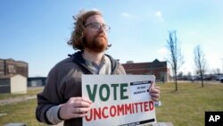 27일 미국 미시간주 디어본 예비선거 투표소 앞에서 유권자가 '지지 후보 없음' 사인을 들고 있다. 