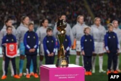 Trofi Asli Piala Dunia Putri FIFA menjelang pertandingan sepak bola Grup A Piala Dunia Wanita Australia dan Selandia Baru 2023, antara Selandia Baru dan Norwegia di Taman Eden di Auckland, 20 Juli 2023. (Marty MELVILLE / AFP)