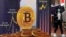 Một quảng cáo về tiền điện tử Bitcoin được hiển thị trên một con phố ở Hong Kong, ngày 17/2/2022.