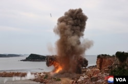 27일 북한이 김정은 북한 국무위원장의 참관하에 제2경제위원회산하 국방공업기업소가 생산한 유도 기능이 적용된 240mm 신형 방사포 시험사격을 진행했다고 북한 관영매체 조선중앙통신이 보도했다. (사진출처: 조선중앙통신)