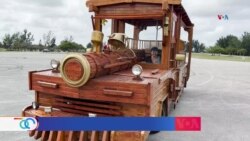 Un tren de madera recorre las calles de Miami repartiendo nostalgia y alegría