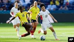 Colombia's Linda Caicedo, left, and South Korea's Ji So-yun compete for the ball during the Women's World Cup Group H soccer match between Colombia and South Korea at the Sydney Football Stadium in Sydney, Australia, July 25, 2023. 