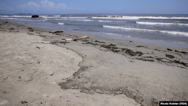 Playa El Palito, Carabobo, Venezuela, 15 días después de que se informó de un derrame de hidrocarburos en la zona