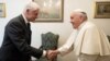 El papa Francisco se reúne con el expresidente estadounidense Bill Clinton en el Vaticano, el 5 de julio de 2023. Vatican Media/Folleto a través de REUTERS 