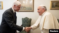 El papa Francisco se reúne con el expresidente estadounidense Bill Clinton en el Vaticano, el 5 de julio de 2023. Vatican Media/Folleto a través de REUTERS 