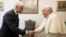 El papa Francisco se reúne con el expresidente estadounidense Bill Clinton en el Vaticano, el 5 de julio de 2023. Vatican Media/Folleto a través de REUTERS 