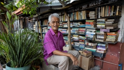 Filipino Man Makes Library in His Home