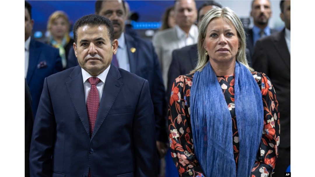 Penasihat Keamanan Nasional Irak Qasim al-Araji (kiri) dan utusan PBB eanine Hennis-Plasschaert di Baghdad, Senin 12 Juni 2023.