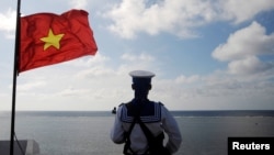 资料照：一名越南士兵在南中国海斯普拉特利群岛（中国称南沙群岛）的Thuyen Chai（柏礁）岛上站岗。（2013年1月17日）