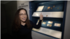 Кураторка Національної нумізматичної колекції США Еллен Файнгольд демонструє колекцію українських грошей