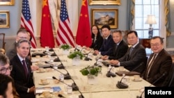 美国国务卿布林肯（左）在华盛顿与中共中联部部长刘建超（右）在华盛顿举行会谈。（2024年1月12日）