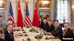 美国国务卿布林肯（左）在华盛顿与中共中联部部长刘建超（右下）在华盛顿举行会谈。（2024年1月12日）