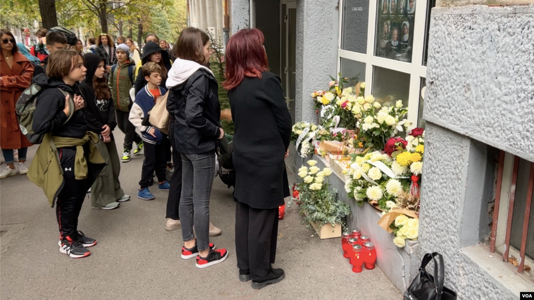 Roditelji i đaci obeležavaju šest meseci od tragije u beogradskoj osnovnoj školi "Vladislav Ribnikar" (Foto: VOA)