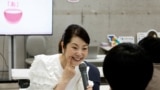 Pelatih senyum Keiko Kawano mengajar siswa kursus pelatihan senyum di Sekolah Seni Sokei di Tokyo, Jepang, 30 Mei 2023. (Foto: REUTERS/Kim Kyung-Hoon)