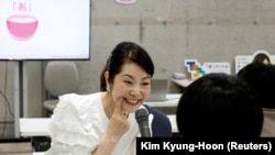 Pelatih senyum Keiko Kawano mengajar siswa kursus pelatihan senyum di Sekolah Seni Sokei di Tokyo, Jepang, 30 Mei 2023. (Foto: REUTERS/Kim Kyung-Hoon)