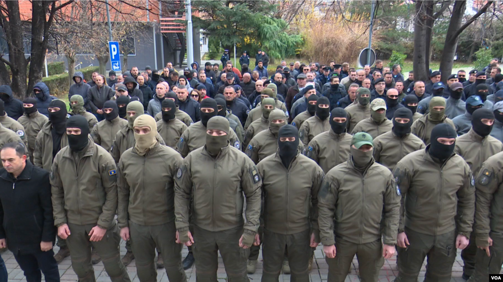 Pjesëtarë të Njësisë së Posaçme të Policisë së Kosovës protestojnë para qeverisë për kushte më të mira të punës