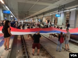 Učesnici protesta "Rudnika neće biti" protiv otvaranja rudnika litijuma u dolini reke Jadar, blokiraju prugu u Železničkoj stanici Beograd Centar u Prokopu, 10. avgusta 2024. (Foto: Glas Amerike / Stefan Miljuš)