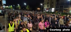 Građani okupljeni ispred bine tokom protesta "Srbija protiv nasilja", ispred Doma Narodne skupštine, kreću u protesnu šetnju u Beogradu, 7. oktobra 2023. (Foto: FoNet)