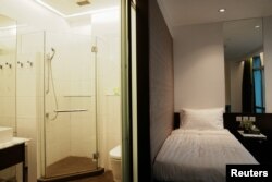 มุมห้องนอนและห้องน้ำของห้องพักในโครงการ BeLIVING Youth Hub โฮสเตลสำหรับคนรุ่นใหม่ โดย Hong Kong United Youth Association ในฮ่องกง 27 มีนาคม 2023