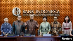 Gubernur Bank Sentral Indonesia Perry Warjiyo berbicara kepada awak media, sebelum konferensi pers bersama para deputinya, di Kantor Pusat Bank Indonesia di Jakarta, 17 Januari 2024. (REUTERS/Willy Kurniawan)