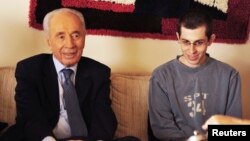 Predsednik Izraela Šimon Peres i vojnik Gilad Šalit nakon oslobađanja 2011. (Foto: REUTERS/Ziv Binunsky/Handout)