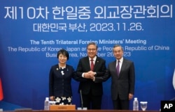 Menteri Luar Negeri China Wang Yi, kanan, Menteri Luar Negeri Korea Selatan Park Jin, tengah, dan Menteri Luar Negeri Jepang Yoko Kamikawa berfoto sebelum pertemuan para menteri luar negeri trilateral di Busan, Korea Selatan, 26 November 2023. (Foto: AP)