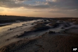 Una vista de la represa más grande de Uruguay, Paso Severino, llena solo un 2,6 %, en Florida, el martes 4 de julio de 2023. (Foto AP/Matilde Campodónico)