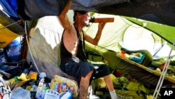 59-godišnji Čarls Sanders u šatoru u kampu za beskućnike nazvanom "Zona", u centru Finiksa, 14. jula 2023.