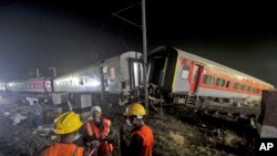 Rescatistas trabajan en el lugar del accidente de trenes de pasajeros, en el distrito de Balasore, en el estado de Orissa, en el este de India, el sábado 3 de junio de 2023. Dos trenes de pasajeros descarrilaron en India, matando a más de 200 personas y atrapando a cientos más dentro de más de un docenas de vagones dañados, dijeron las autoridades. (Foto AP)
