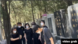 2023年6月4日，天安門母親群體部分成員在北京萬安公墓集體向六四死難者致祭。不遠處疑似有便衣人員監視。 （天安門母親提供視頻截圖）