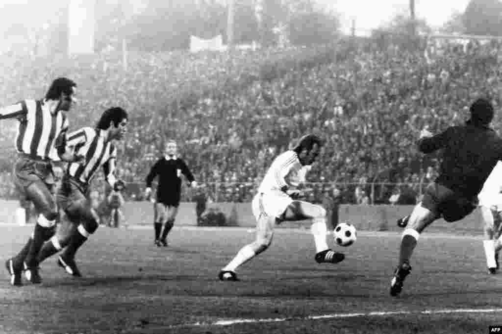 Franc Bekenbauer (sredina) na utakmici protiv Atletiko Madrida u finalu Kupa evropskih šampiona 1974. u Briselu, glavnom gradu Belgije (Foto: AFP)