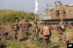 FILE - Marinir AS berpartisipasi dalam latihan pendaratan amfibi selama latihan militer internasional Super Garuda Shield di Situbondo, Jawa Timur, Indonesia pada 10 September 2023.