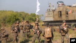 Pasukan Angkatan Laut AS ambil bagian dalam latihan militer gabungan Super Garuda Shield di Situbondo, Jawa Timur, pada 10 September 2023. (Foto: AP/Trisnadi)