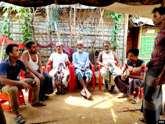 Rohingya refugees gather in Cox’s Bazar, Bangladesh for a mental health and psychosocial support session organized by a volunteer working at Research, Training and Management (RTM) International. (Mohammed Rezuwan Khan/VOA)
