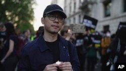 FILE - Aktivis Hong Kong Nathan Law menghadiri nyala lilin di luar kedutaan China di London, 4 Juni 2023, memperingati penumpasan berdarah China tahun 1989 terhadap protes pro-demokrasi di Lapangan Tiananmen Beijing. (AP/Kin Cheung, File)