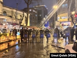 Polisin Taksim Meydanı ve İstiklal Caddesi’ni kapatması nedeniyle kadınlar Sıraselviler Caddesi’nin Cihangir’e yakın kısmında toplandı.