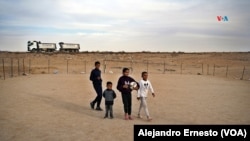 Varios niños juegan fútbol en Alsara, una aldea beduina del Néguev, ubicada al lado de una base de la aviación militar israelí.