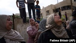 Lamentos pelas pessoas mortas em ataque aéreo israelita na cidade de Gaza, 9 de outubro de 2023.