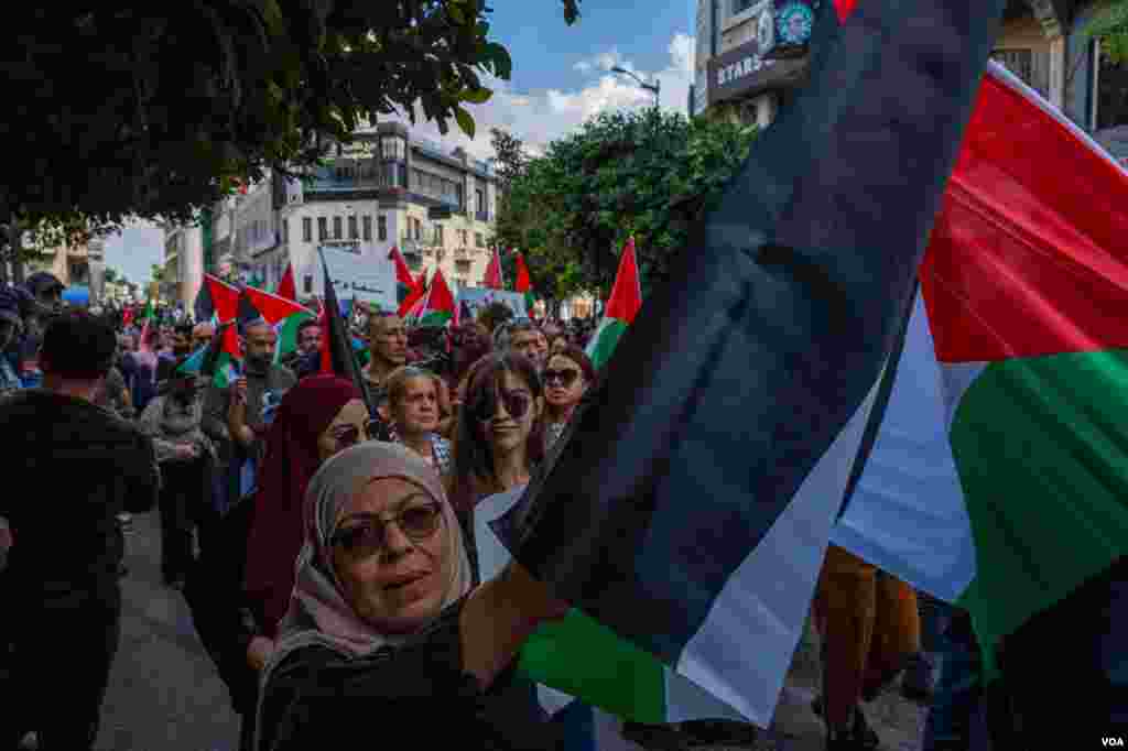 Palestinians take to the streets of Ramallah to protest the Israeli bombardments in Gaza after the noon Friday prayers, Oct. 20, 2023. (Yan Boechat/VOA)