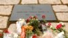 Bunga menghiasi makam Presiden John F. Kennedy di Taman Makam Pahlawan Nasional Arlington di Arlington, Virginia, 22 November 2013. Hari ini menandai peringatan 60 tahun pembunuhan Kennedy. (REUTERS/Kevin Lamarque)