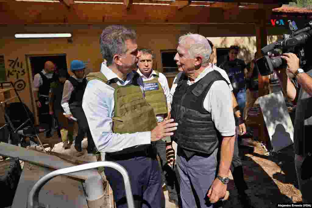 El jefe de la diplomacia europea Joseph Borrell (der) conversa con el ministro israelí de exteriores Eli Cohen (izq), durante un recorrido por el kibutz Be&#39;eri, uno de los más afectados por los ataques de Hamás del pasado 7 de octubre.