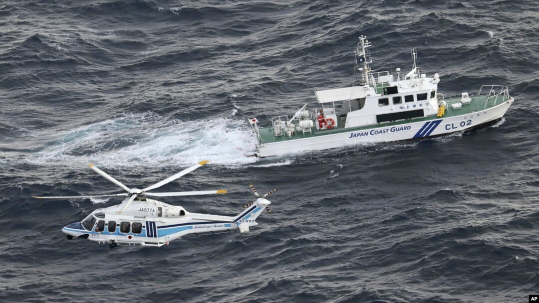 Helikopter penjaga pantai dan kapal patroli Jepang melakukan operasi pencarian dan penyelamatan di perairan tempat pesawat militer AS Osprey jatuh di lepas pantai Pulau Yakushima, prefektur Kagoshima, Jepang selatan, 30 November 2023. (Foto: Kyodo via AP)